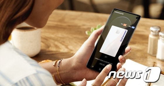 삼성전자의 모바일 간편결제 서비스 '삼성 페이(Samsung Pay)'를 이용하는 모습(삼성전자 제공)/뉴스1