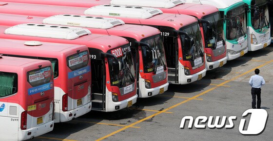 경기도 용인시 처인구의 한 버스업체 차고지에 버스들이 정차돼 있다.  © News1 조태형 기자