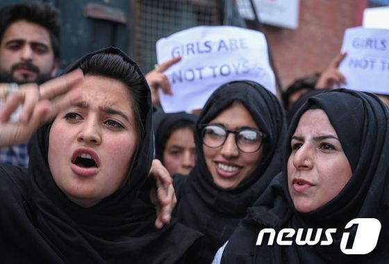 여성은 장난감이 아니라는 손팻말을 들고 시위를 벌이고 있는 여성들. © AFP=뉴스1