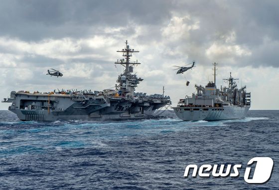 페르시아만에 파견된 미국 해군 항공모함 '에이브러햄 링컨'(왼쪽)과 고속전투지원함 '아틱'  © AFP=뉴스1