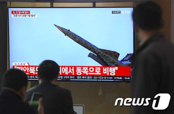 지난 9일 서울역 대합실에서 시민들이 북한의 단거리미사일 발사에 관한 뉴스 속보를 대형TV를 통해 시청하고 있다. © AFP=뉴스1