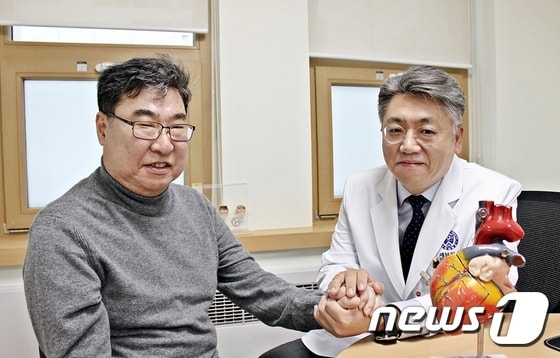 심장이식 수술을 받고 건강을 회복한 베체트병 환자 이승영씨(50·남)와 윤영남 세브란스병원 심장혈관외과 교수.© 뉴스1