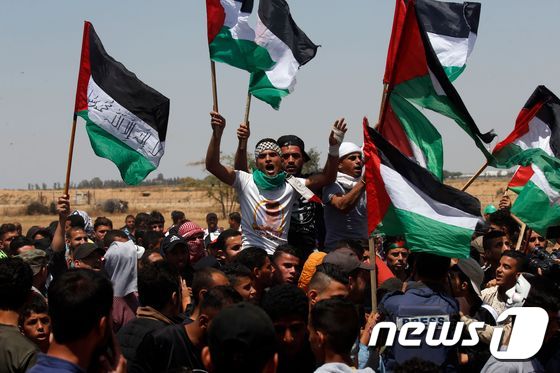 15일(현지시간) '나크바의 날'을 맞아 가자지구 국경에 운집한 팔레스타인 시위대. © AFP=뉴스1
