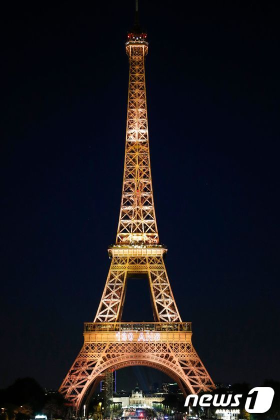 파리 에펠탑에서 에펠탑 건립 130주년 기념 야간 레이저 쇼가 펼치지고 있다. © AFP=뉴스1 © News1 우동명 기자