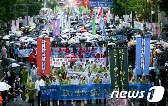 광주 동구 5·18민주광장 일원에서 열린 제 39주년 '5·18 전야제'의 모습./뉴스1 DB © News1