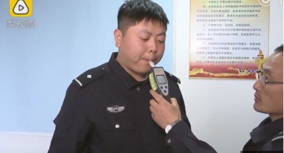 경찰관을 상대로 한 실험 - 웨이보 갈무리