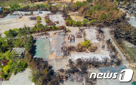 강원 산불발생 피해현장 철거작업 모습.(고성군 제공) 2019.5.2/뉴스1 © News1 고재교 기자