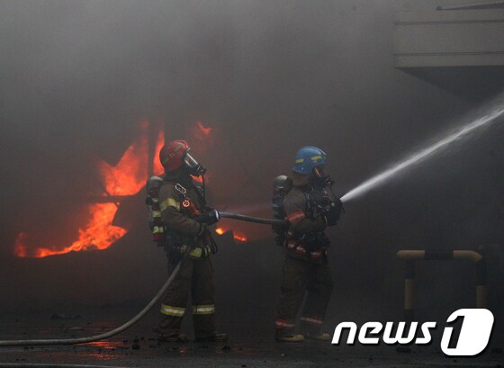 화재 진압중인 소방관들의 모습. 2019.5.2/뉴스1 © News1 성동훈 기자