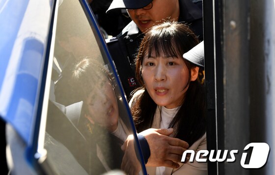 아버지를 살해한 혐의로 무기징역을 선고받고 복역 중인 김신혜씨(41)가 20일 오후 전남 해남군 광주지방법원 해남지원에서 첫 공판을 마친 뒤 호송되고 있다. 김씨는 이날 공판에서 