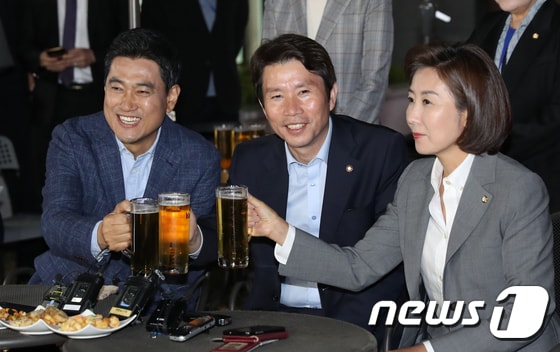 여야 3당 교섭단체 원내대표가 지난 20일 저녁 서울 여의도 국회 인근 호프집에서 '맥주 회동'을 하고 있다. © News1 국회사진취재단