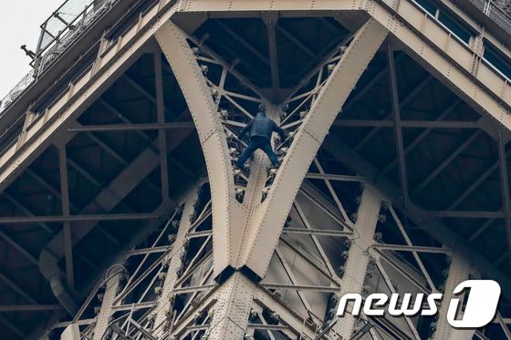 에펠탑 맨손으로 오른 남성 체포. © AFP=뉴스1