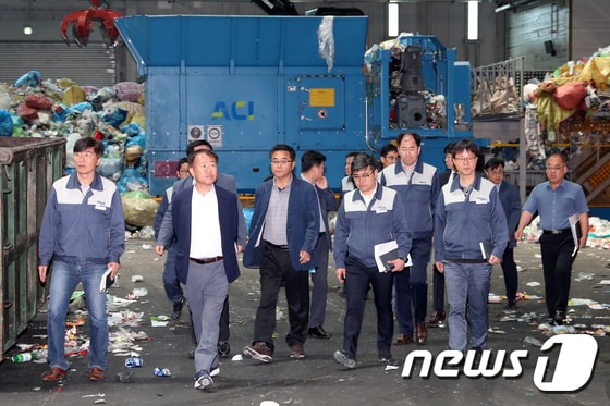 이재수 춘천시장이 환경사업소를 방문해 폐기물 처리실태를 확인하고 있다. (춘천시 제공) © News1
