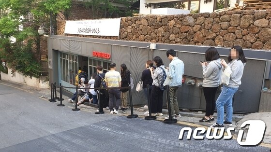 22일 오전, 서울 강남구 인앤아웃 버거 팝업스토어를 기다리는 사람들. © 뉴스1