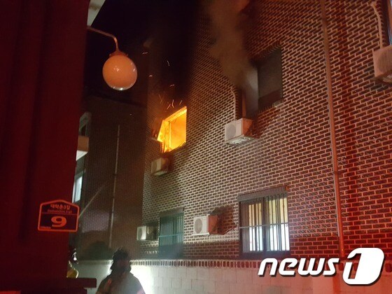 23일 오전 12시9분쯤 충주시 대소원면의 한 원룸에서 불이 나 인근 대학에 다니는 학생 C씨(23) 등 3명이 연기를 마셔 병원으로 옮겨졌다.  (충북지방경찰청 제공) © 뉴스1