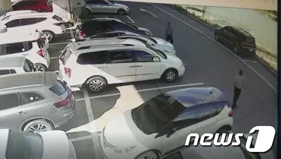 경기 양주시청 인근 교각하부 주차장에 시신을 유기하고 달아나는 피의자들 (사진제공=경기북부지방경찰청) © 뉴스1