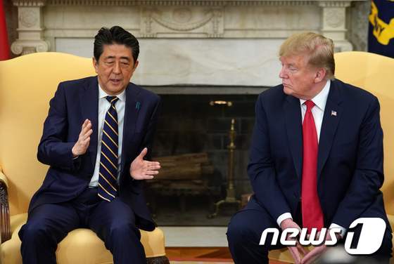 아베 신조 일본 총리(왼쪽)와 도널드 트럼프 미국 대통령 <자료사진> © AFP=뉴스1
