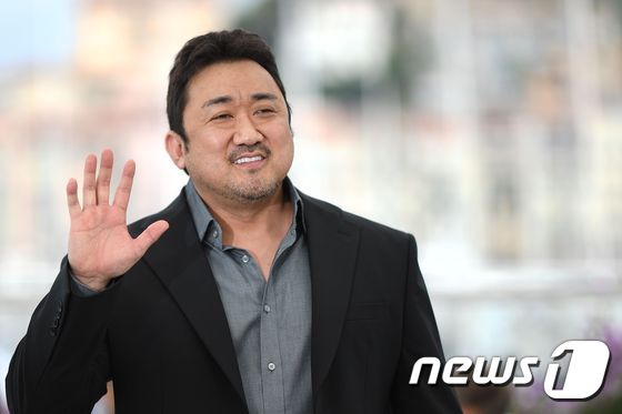 배우 마동석이 제72회 칸영화제 공식 포토콜에서 포즈를 취하고 있다.  © AFP=뉴스1