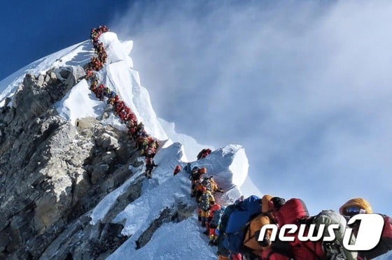 에베레스트 정상에서 등반객들이 장사진을 치고 있다 © AFP=뉴스1
