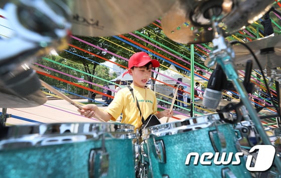지난 2019년 서울 중구 서울광장에서 열린 서울드럼페스티벌에서 한 아이가 드럼 체험을 하고 있다. /뉴스1 © News1 오장환 기자