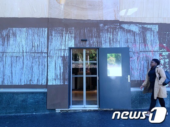 노란조끼 시위대의 습격을 막기 위해 널빤지로 외벽을 덮은 상점의 모습© 뉴스1