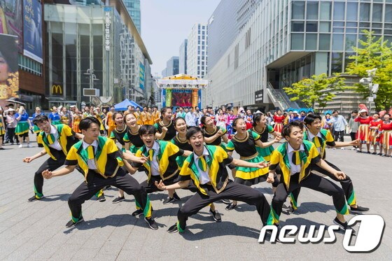 화려한 전통공연 펼치는 서울세계문화엑스포 참가자들