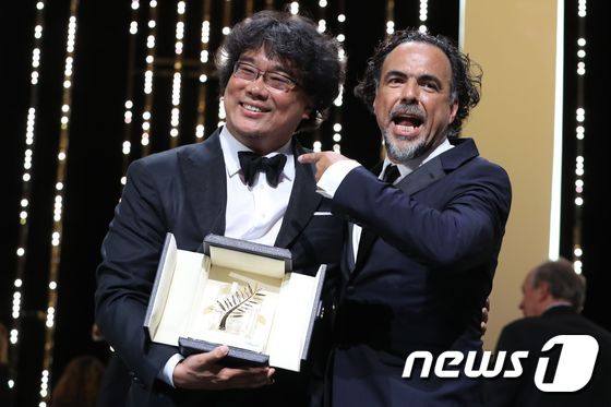 봉준호 감독의 '기생충'이 제72회 칸영화제에서 황금종려상을 수상했다. © AFP=뉴스1<br /><br />