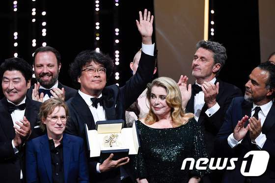 봉준호 감독의 영화 '기생충'이 제72회 칸영화제에서 황금종려상을 수상했다.  © AFP=뉴스1<br /><br />