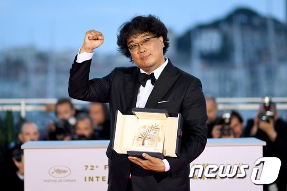 봉준호 감독의 '기생충'이 제72회 칸영화제에서 황금종려상을 수상했다.© AFP=뉴스1<br><br>