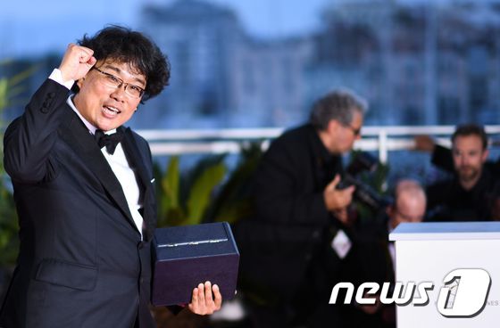 봉준호 감독의 '기생충'이 제72회 칸영화제에서 황금종려상을 수상했다.© AFP=뉴스1<br /><br />