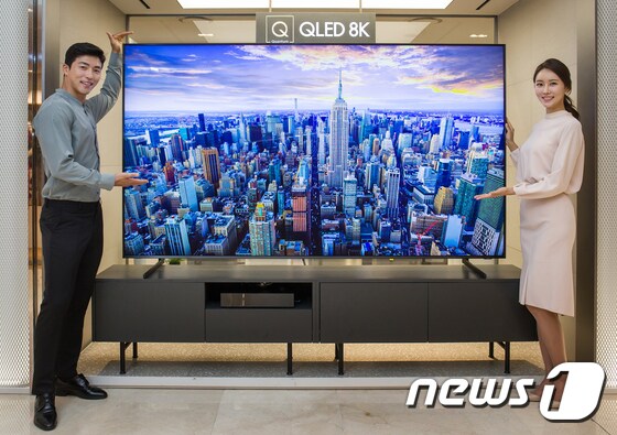 삼성전자의 올 상반기 출시한 98인치 8K QLED TV의 모습(삼성전자 제공)/뉴스1