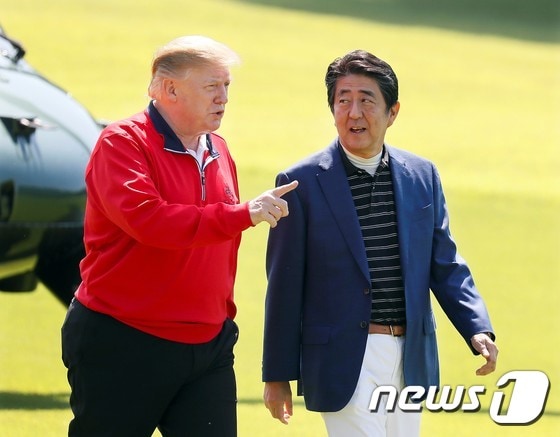 도널드 트럼프 미국 대통령(왼쪽)과 아베 신조 일본 총리 © AFP=뉴스1