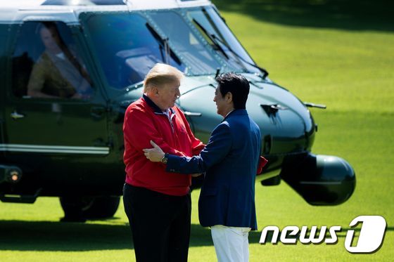 도널드 트럼프 미국 대통령(왼쪽)과 아베 신조 일본 총리 © AFP=뉴스1