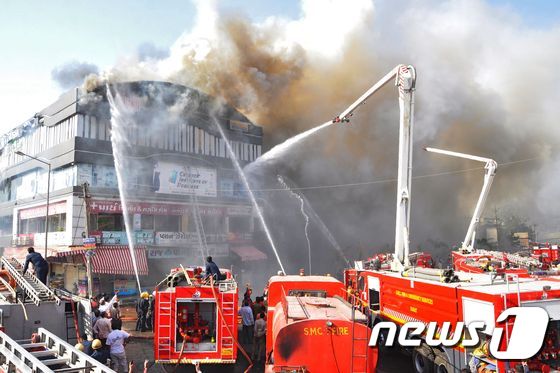 인도 서부 구자라트 주 수라트 시 건물에서 25일 화재가 발생해 20명이 숨졌다. © AFP=뉴스1