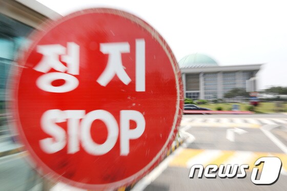 여야가 평행선을 유지한 가운데 한국당이 패스트트랙(신속처리 안건) 정국 이후 5월에 이어 6월 국회 역시 보이콧 할 수 있다는 주장이 제기되고 있다.  © News1 임세영 기자