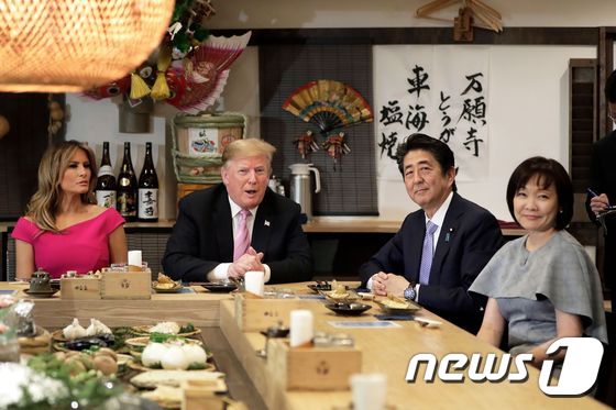 왼쪽부터 멜라니아 트럼프 여사, 도널드 트럼프 미국 대통령, 아베 신조 일본 총리, 아베 아키에 여사 © AFP=뉴스1