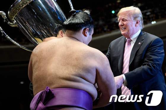 아사노마야 히데키 선수에게 트로피를 전달하는 트럼프 대통령의 모습 © AFP=뉴스1