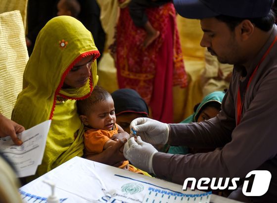 HIV 검사를 받고 있는 파키스탄 아동 © AFP=뉴스1