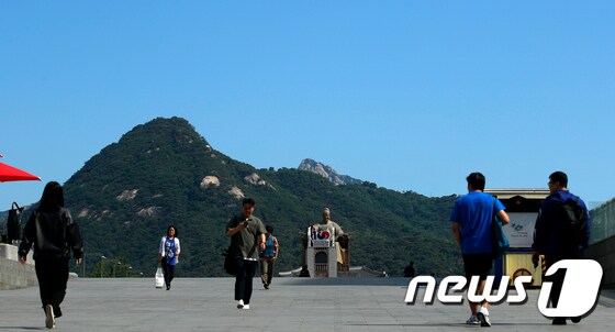 서울 광화문 광장 위로 파란 하늘이 펼쳐져 있다. /뉴스1 © News1 안은나 기자