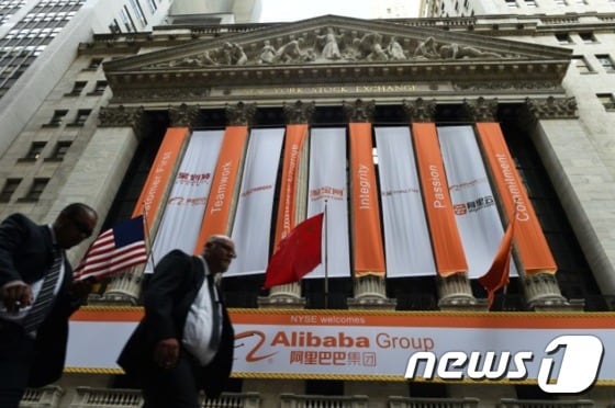 2014년 알리바바가 뉴욕증시에 상장을 할 당시 뉴욕증권거래소(NYSE)가 알리바바 그룹을 환영한다는 현수막을 걸었다. © AFP=뉴스1