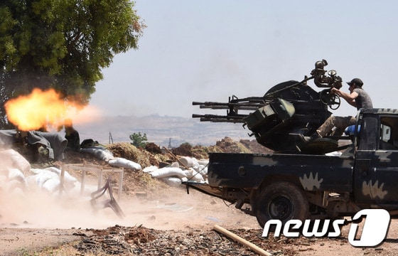 시리아 정부군 병력이 28일(현지시간) 북서부 하마주에서 반군과 교전을 벌이고 있다. © AFP=뉴스1