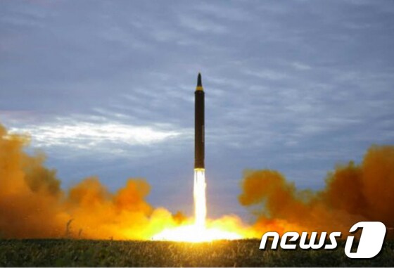 북한이 4일 오전 강원도 원산 호도반도 일대에서 여러 발의 단거리 미사일을 발사했다. (뉴스1 DB) 2019.5.4/뉴스1