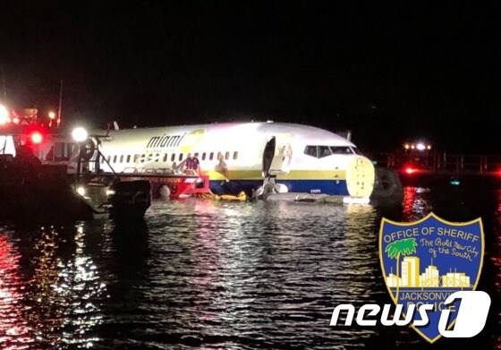 보잉 737 여객기가 3일(현지시간) 미국 플로리다주 잭슨빌에서 착륙하던 중 활주로를 이탈해 세인트존스 강에 빠졌다 <출처=잭슨빌 경찰 트위터> © 뉴스1