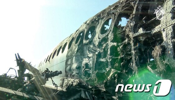 화재로 뼈대만 남은 러시아 아에로플로트 항공사 여객기. © AFP=뉴스1