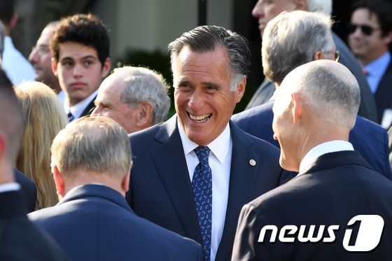 미트 롬니 상원의원(가운데) © AFP=뉴스1 © News1 자료 사진 