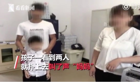경찰서에서 부모를 만난 아이 - 웨이보 갈무리