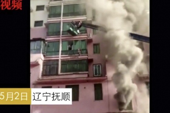 화재 현장에서 고가사다리로 주민을 구조하고 있는 모습 - 웨이보 갈무리