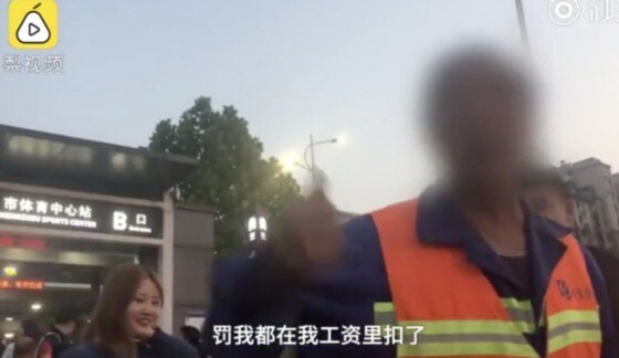 중국의 한 환경미화원이 길거리에 담배꽁초가 있으면 자신이 벌금을 문다며 담배꽁초를 버리지 말 것을 호소하고 있다 - 웨이보 갈무리