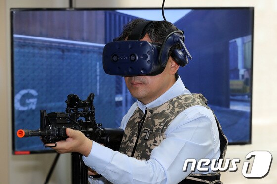 박양우 문화체육관광부 장관이 9일 오전 경기도 성남시 분당구의 한 게임 개발업체를 방문해 VR 게임을 체험하고 있다. © News1