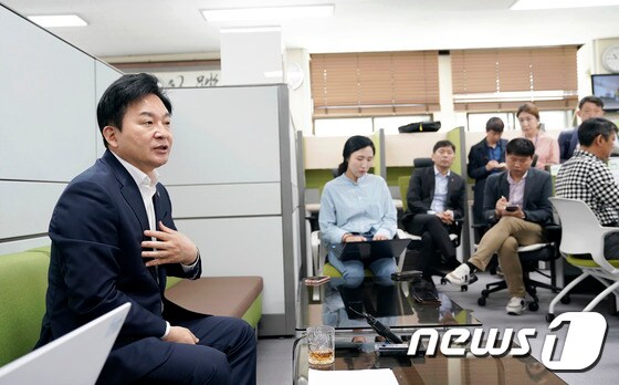원희룡 제주지사가 9일 오전 도청 기자실에서 기자들과 얘기를 나누고 있다(제주도 제공)© 뉴스1