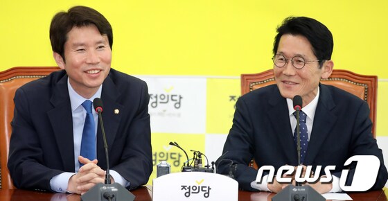 이 원내대표(왼쪽)와 윤소하 정의당 원내대표. 2019.5.9/뉴스1 © News1 김명섭 기자